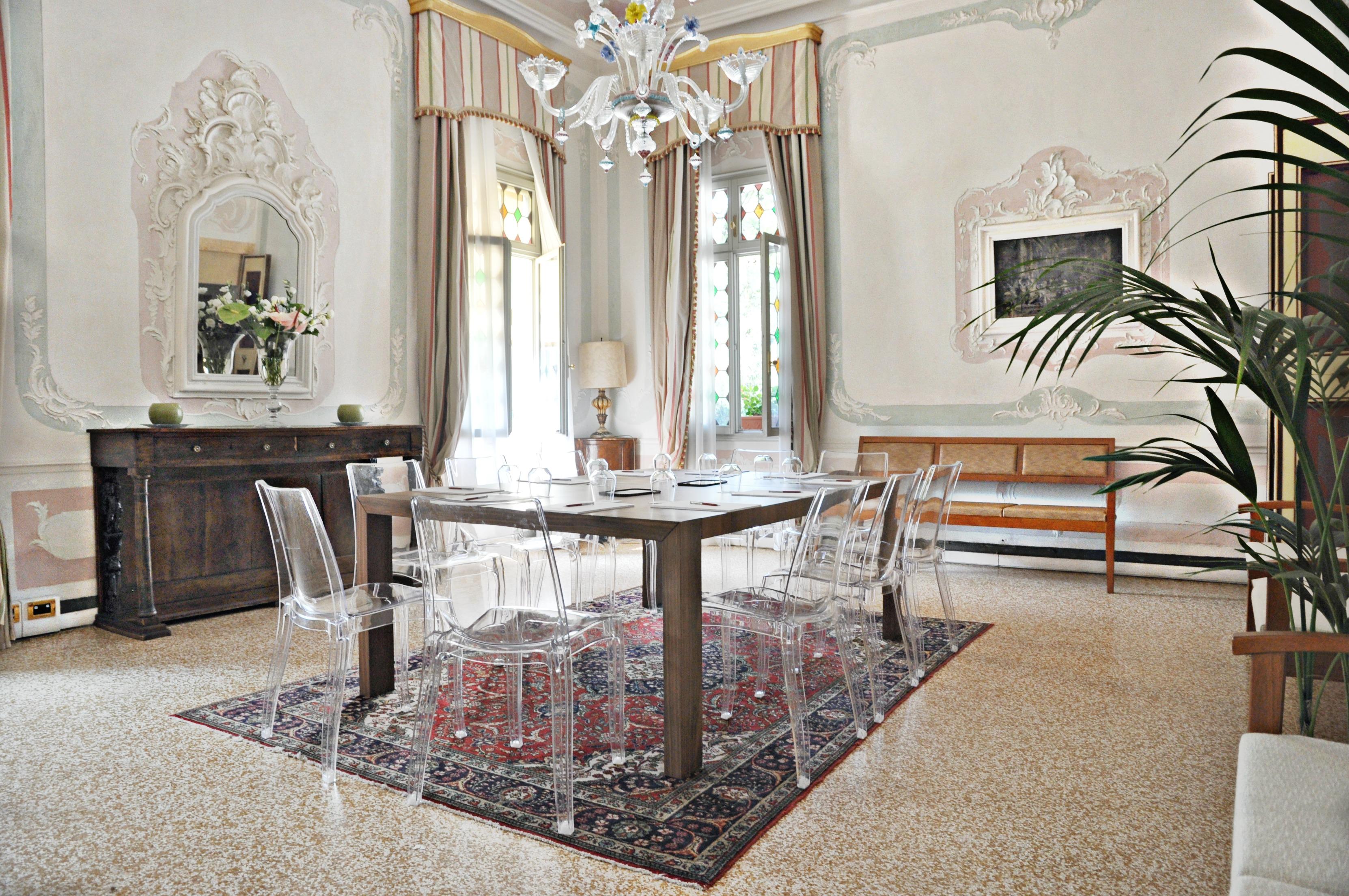 Hotel Villa Condulmer Mogliano Veneto Exterior foto A dining room with a carpet