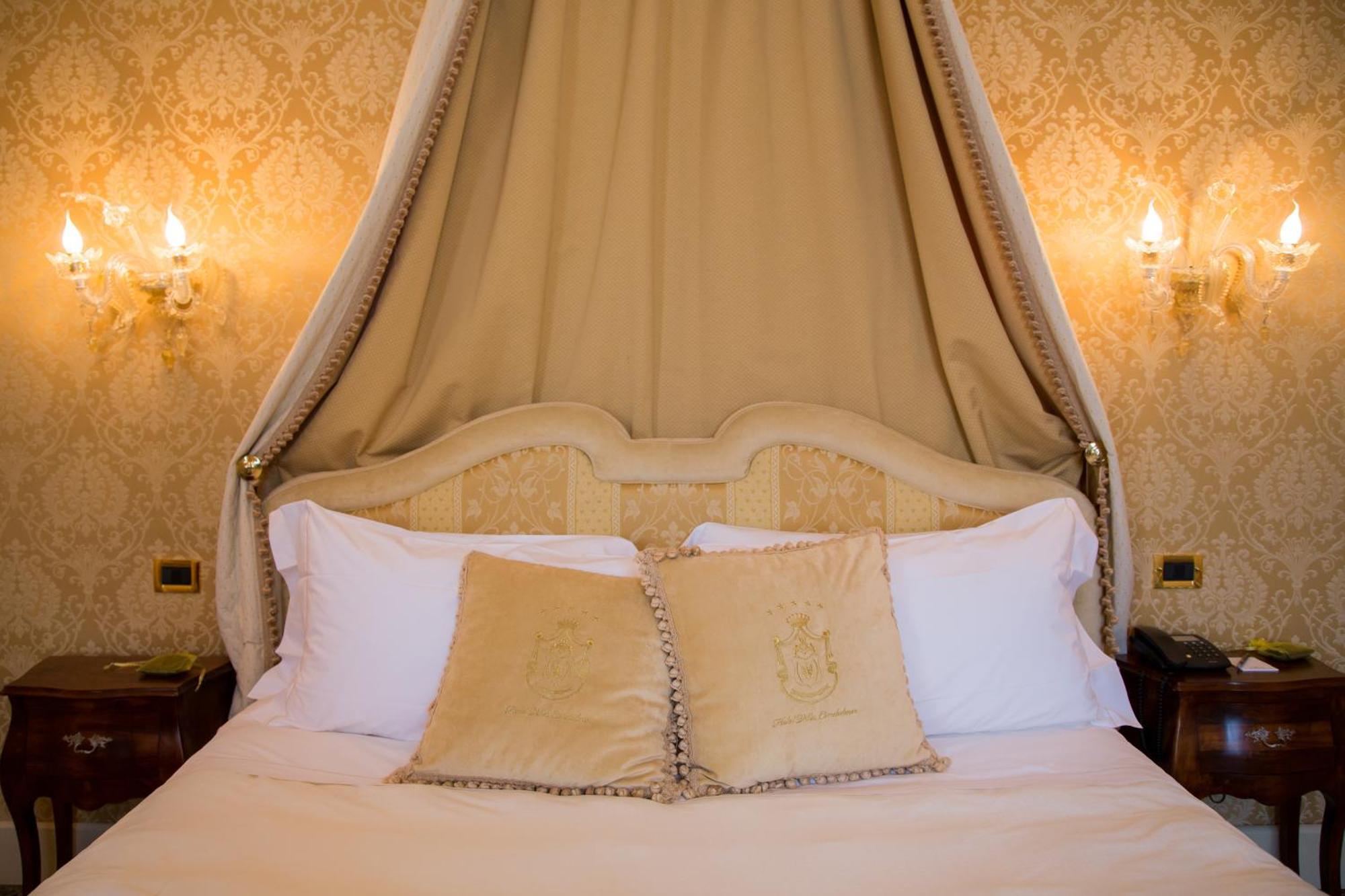 Hotel Villa Condulmer Mogliano Veneto Habitación foto A bed with a four-poster
