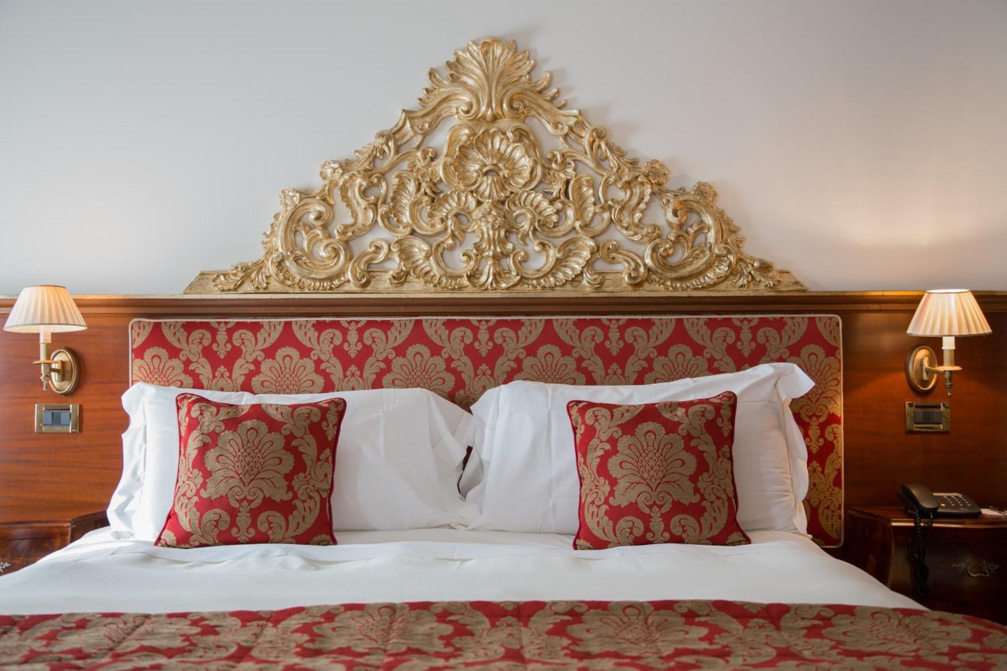 Hotel Villa Condulmer Mogliano Veneto Habitación foto A bed with a headboard