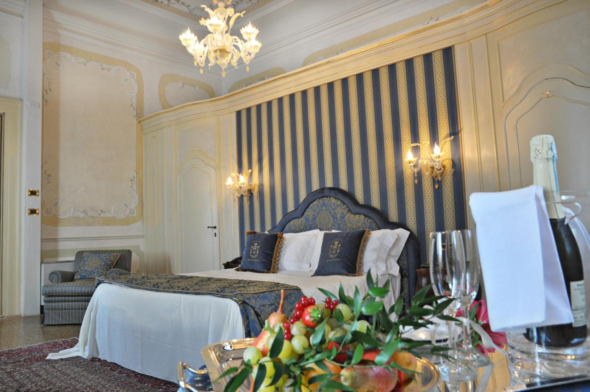Hotel Villa Condulmer Mogliano Veneto Habitación foto A suite at the hotel