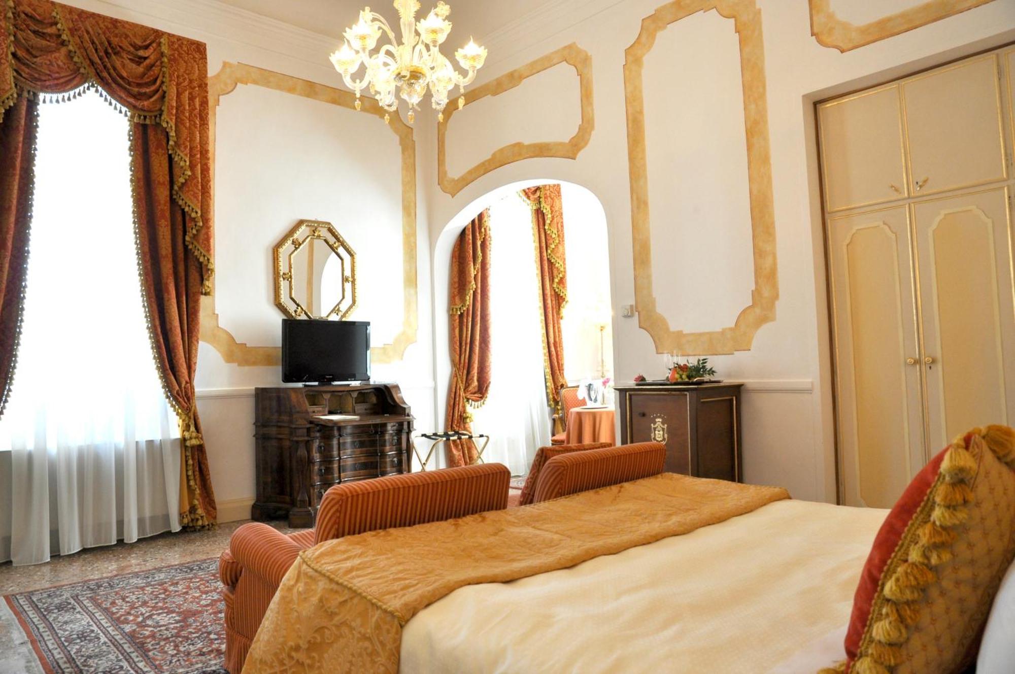 Hotel Villa Condulmer Mogliano Veneto Habitación foto A room at the hotel