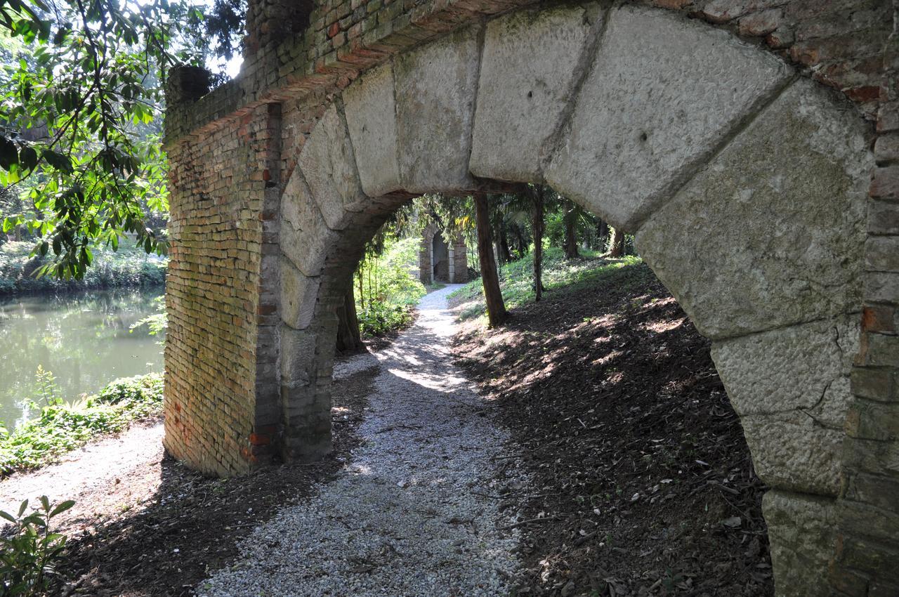 Hotel Villa Condulmer Mogliano Veneto Exterior foto The old bridge over the river