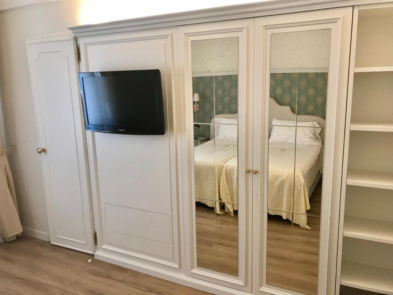 Hotel Villa Condulmer Mogliano Veneto Exterior foto A mirrored armoire